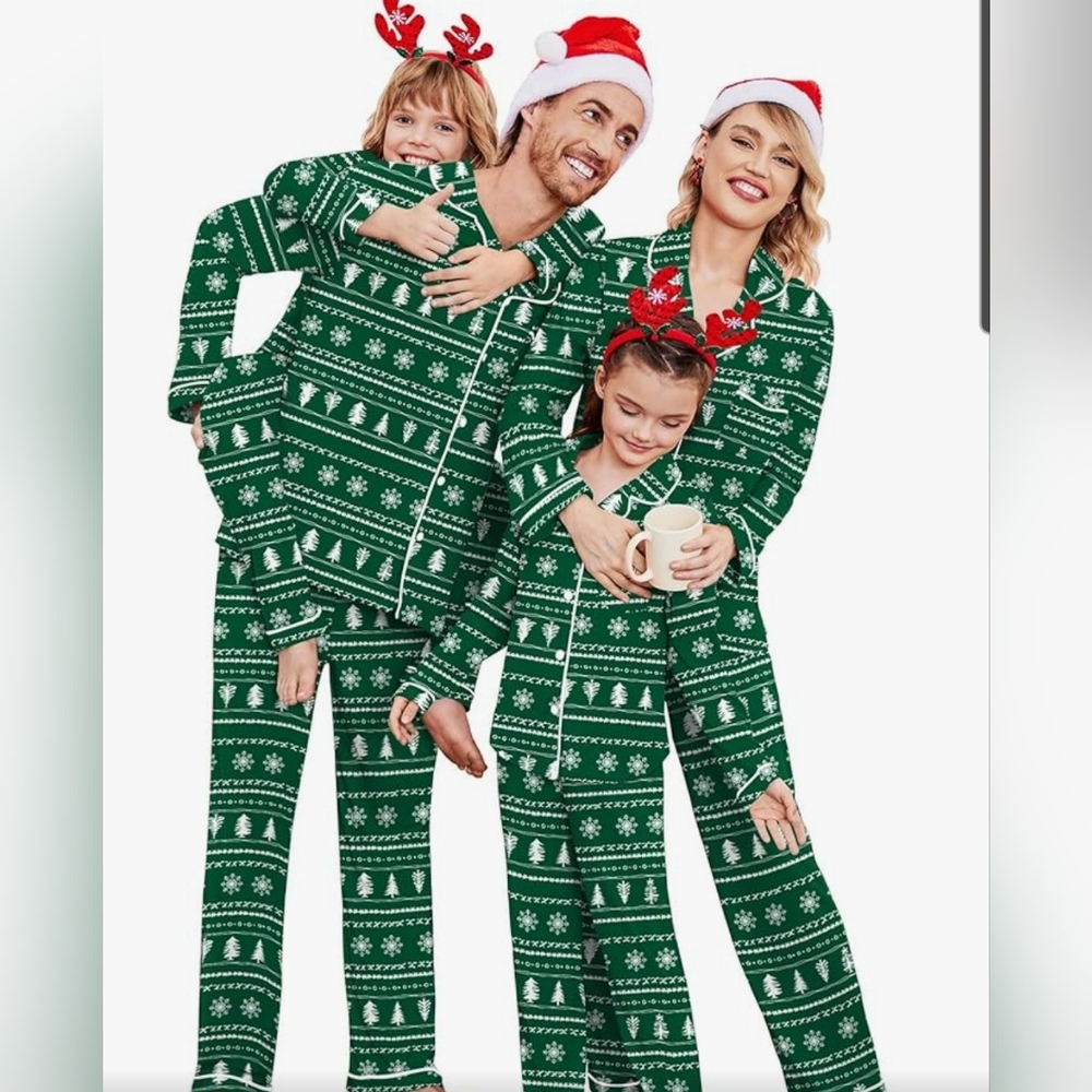 Cozy Green Family Holiday Pajama Set This Set Is Size 160 14-15 Year Olds